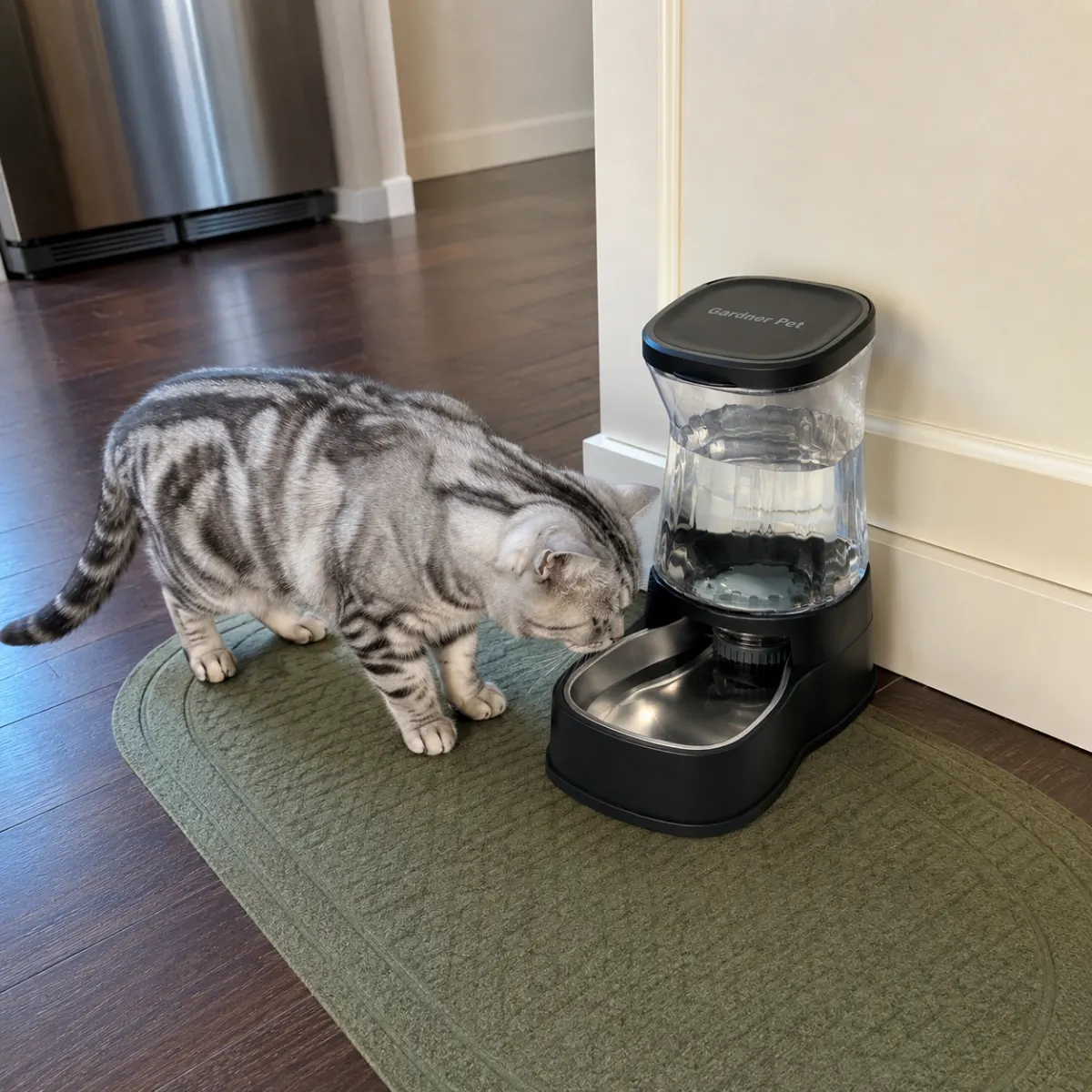 Gardner Pet automatischer Wasserspender mit Wasser- und Futternäpfen